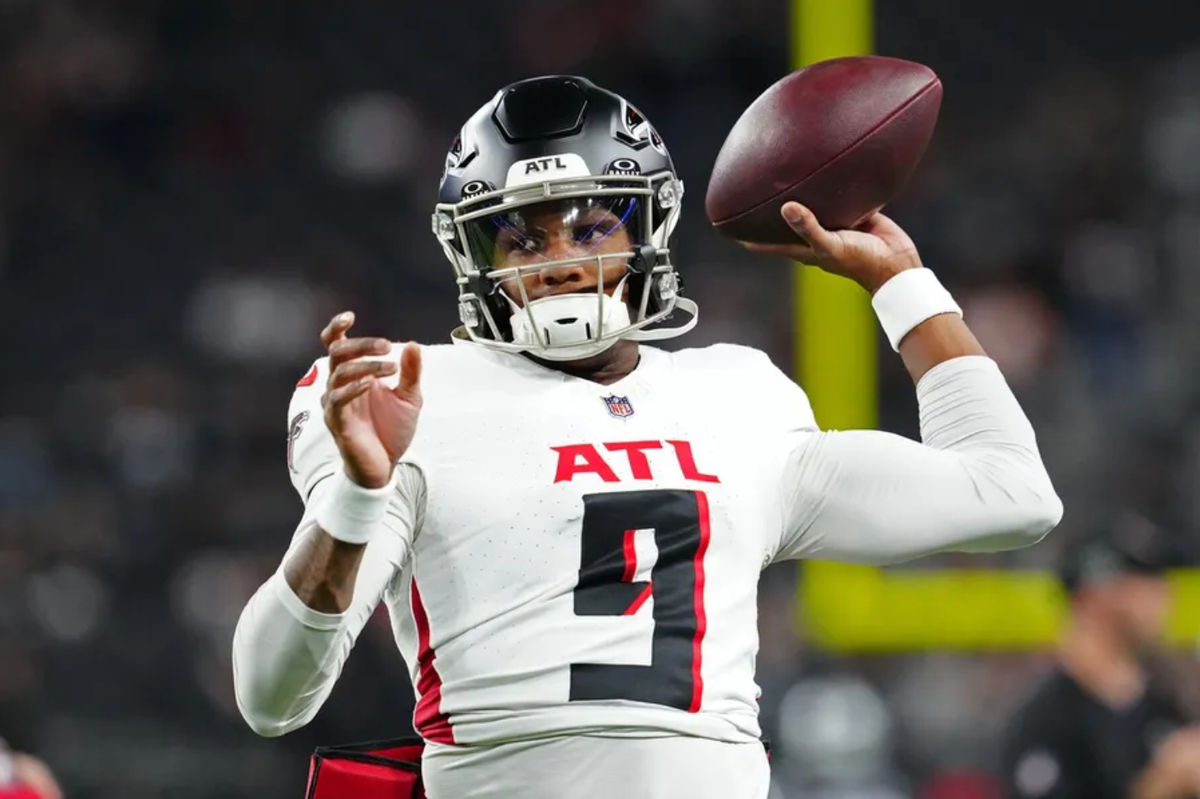 16 de diciembre de 2024; Paradise, Nevada, EE. UU.; El mariscal de campo de los Atlanta Falcons, Michael Penix Jr. (9), calienta antes de un partido contra los Las Vegas Raiders en el Allegiant Stadium. Crédito obligatorio: Stephen R. Sylvanie-Imagn Images