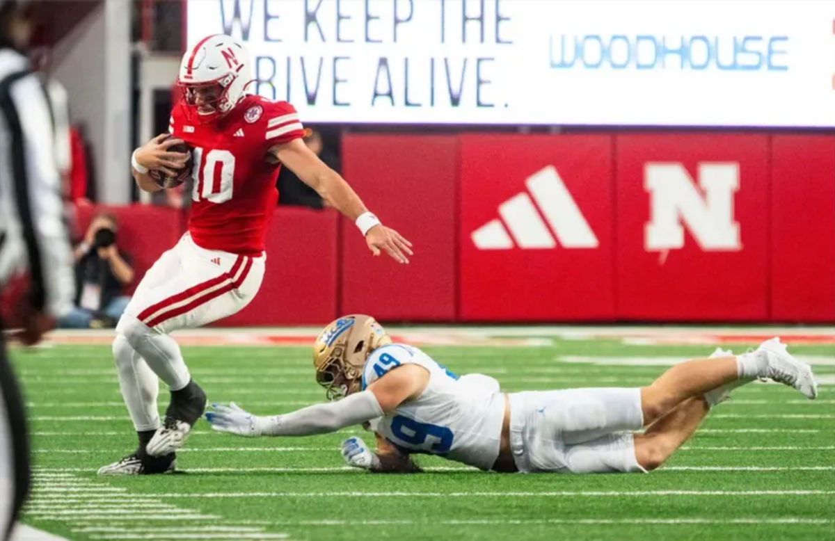 2 de noviembre de 2024; Lincoln, Nebraska, EE. UU.; El mariscal de campo de los Nebraska Cornhuskers, Heinrich Haarberg (10), se sale del campo contra el linebacker de los UCLA Bruins, Carson Schwesinger (49), durante el último cuarto en el Memorial Stadium. Crédito obligatorio: Dylan Widger-Imagn Images
