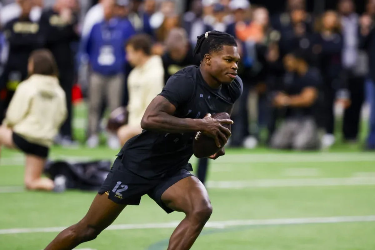 4 de abril de 2025; Boulder, Colorado, EE. UU.; El receptor abierto de los Colorado Buffaloes, Travis Hunter (12), realiza ejercicios en el NFL Showcase de la Universidad de Colorado, en las instalaciones de entrenamiento cubiertas de la CU. Crédito obligatorio: Michael Ciaglo-Imagn Images