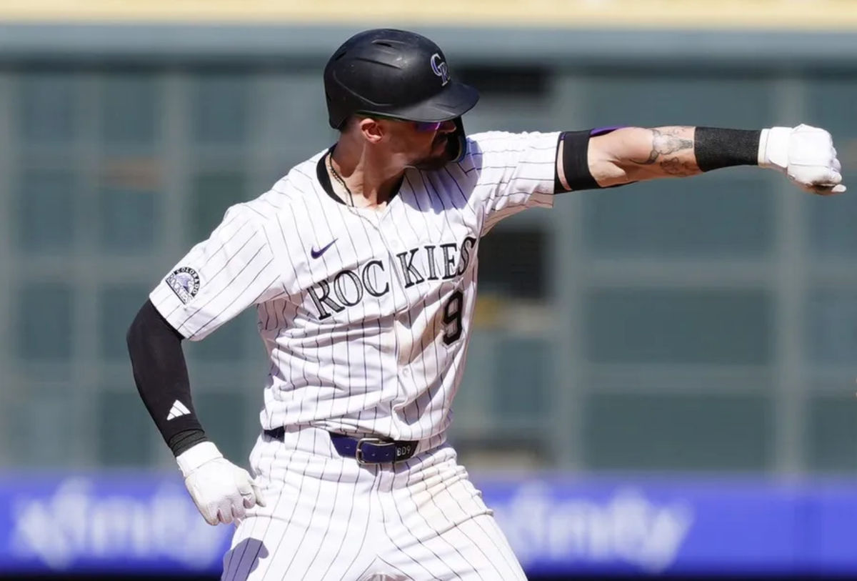 10 de abril de 2025; Denver, Colorado, EUA; O defensor externo do Colorado Rockies, Brenton Doyle (9), reage após uma rebatida dupla de duas corridas contra o Milwaukee Brewers no Coors Field. Crédito obrigatório: Ron Chenoy-Imagn Images