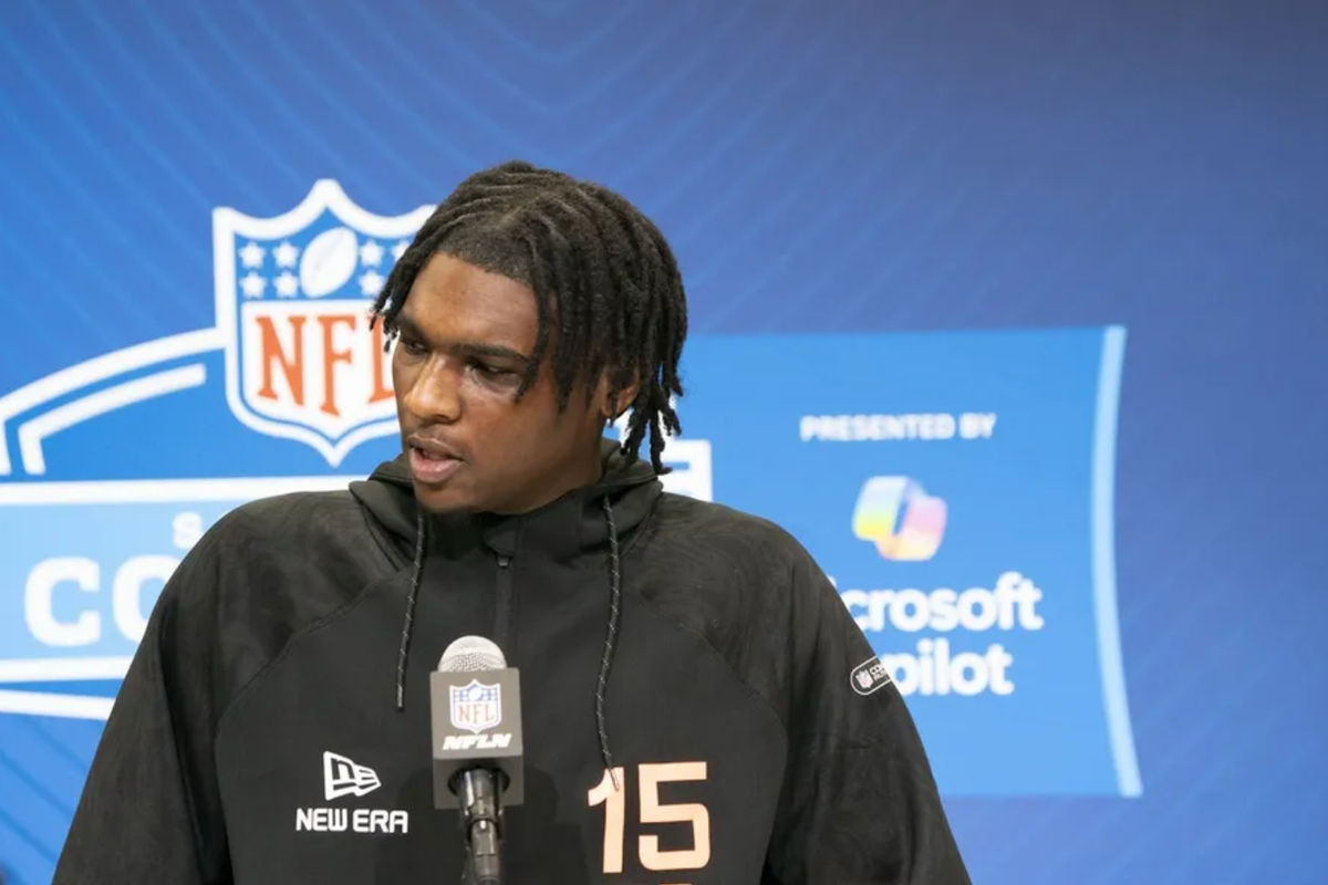 28 de fevereiro de 2025; Indianápolis, IN, EUA; O quarterback de Miami, Cam Ward (QB15), fala com a imprensa durante o NFL Combine de 2025 no Indiana Convention Center. Crédito obrigatório: Stephanie Amador Blondet-Imagn Images