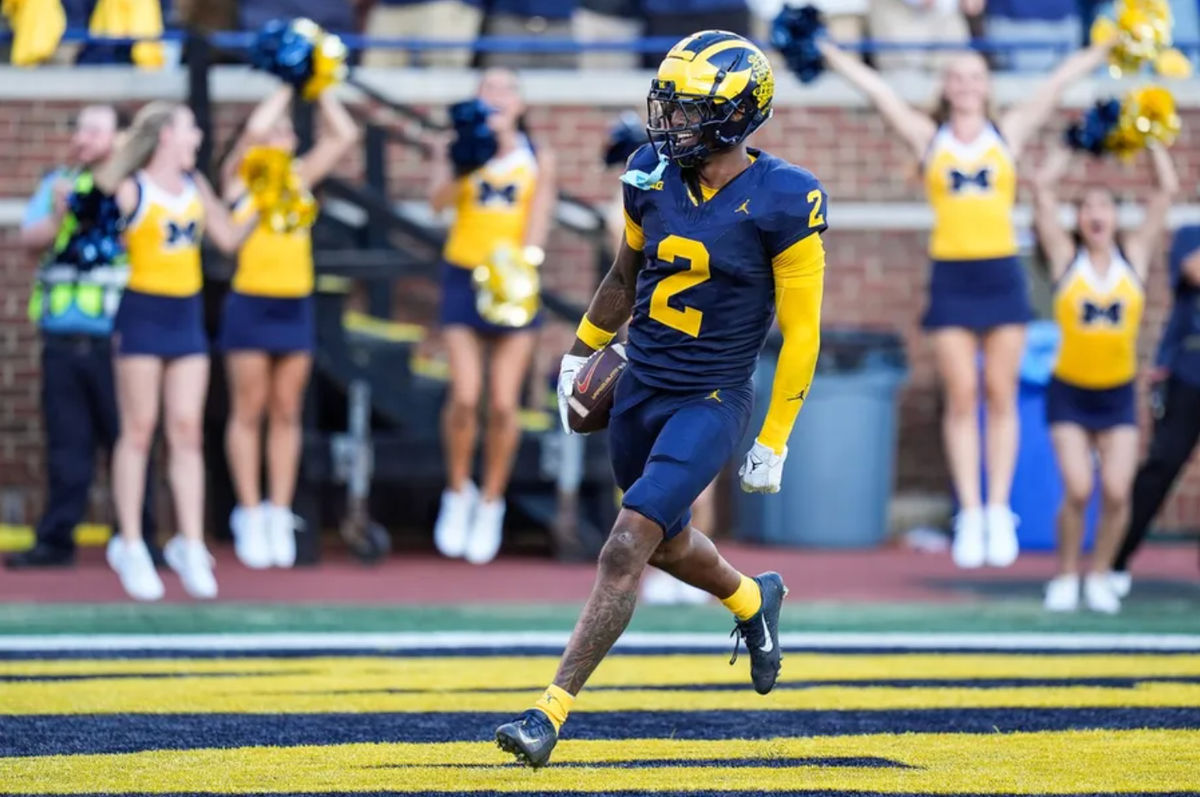 El back defensivo de Michigan, Will Johnson, celebra un touchdown tras interceptar al mariscal de campo de la USC, Miller Moss, durante la segunda mitad en el estadio de Michigan en Ann Arbor el sábado 21 de septiembre de 2024. FOTO USA TODAY SPORTS IMAGES