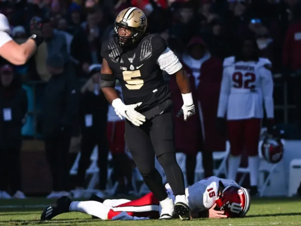 25 de noviembre de 2023; West Lafayette, Indiana, EE. UU.; El apoyador de los Purdue Boilermakers, Nic Scourton (5), reacciona después de derribar al mariscal de campo de los Indiana Hoosiers, Brendan Sorsby (15), durante la segunda mitad en el estadio Ross-Ade. Créditos: Robert Goddin-USA TODAY Sports