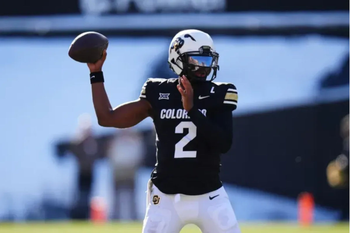 29 de noviembre de 2024; Boulder, Colorado, EE. UU.; El mariscal de campo de los Colorado Buffaloes, Shedeur Sanders (2), se prepara para lanzar el balón en el tercer cuarto contra los Oklahoma State Cowboys en el Folsom Field. Crédito obligatorio: Ron Chenoy-Imagn Images