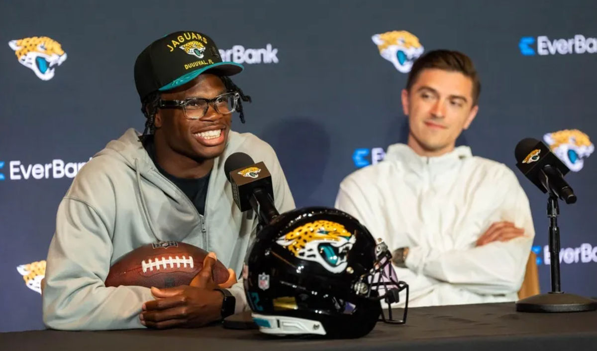 El receptor abierto y back defensivo de los Colorado Buffaloes, Travis Hunter (izquierda), seleccionado en primera ronda del draft por los Jacksonville Jaguars, responde preguntas mientras el gerente general James Gladstone (derecha) se sienta a su lado durante una conferencia de prensa el viernes 25 de marzo de 2025 en el Miller Electric Center de Jacksonville, Florida. [Doug Engle/Florida Times-Union]