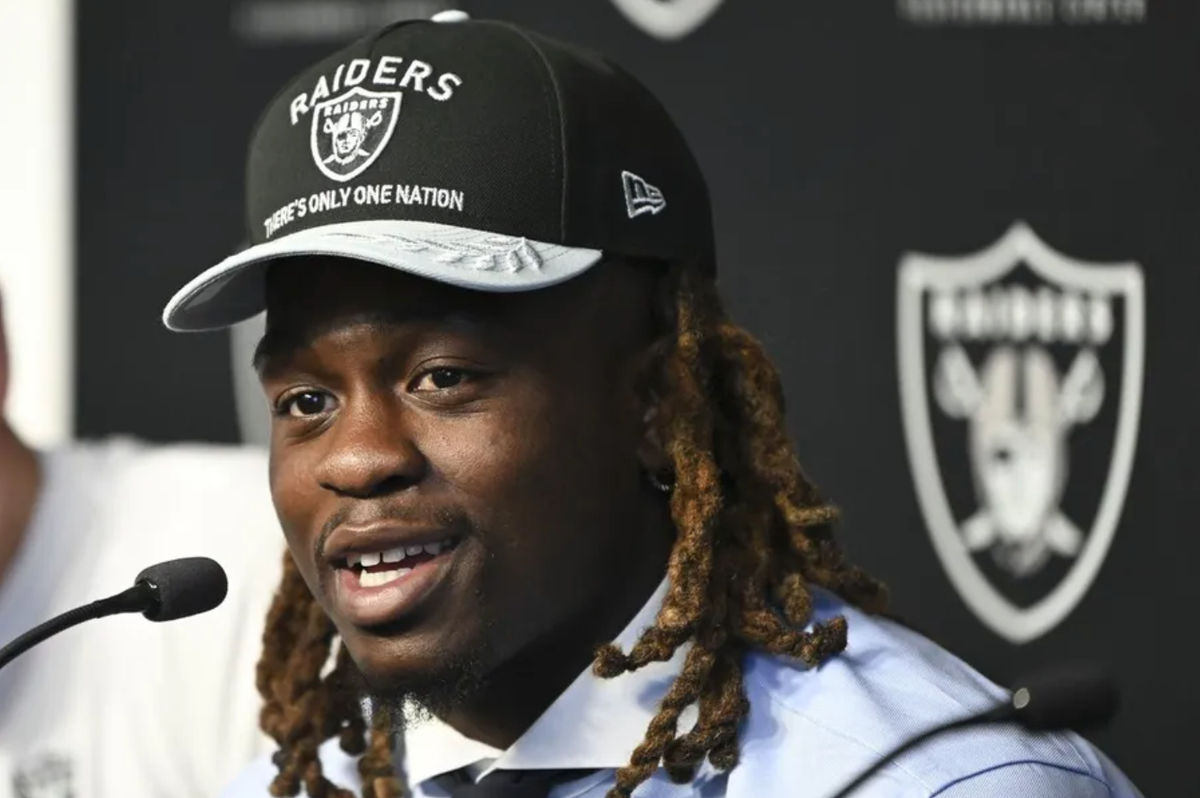 25 de abril de 2025; Henderson, Nevada, EE. UU.; Ashton Jeanty, seleccionado en la primera ronda del Draft de la NFL de 2025 por los Raiders de Las Vegas, habla con los medios en el Intermountain Health Performance Center. Crédito obligatorio: Candice Ward-Imagn Images.