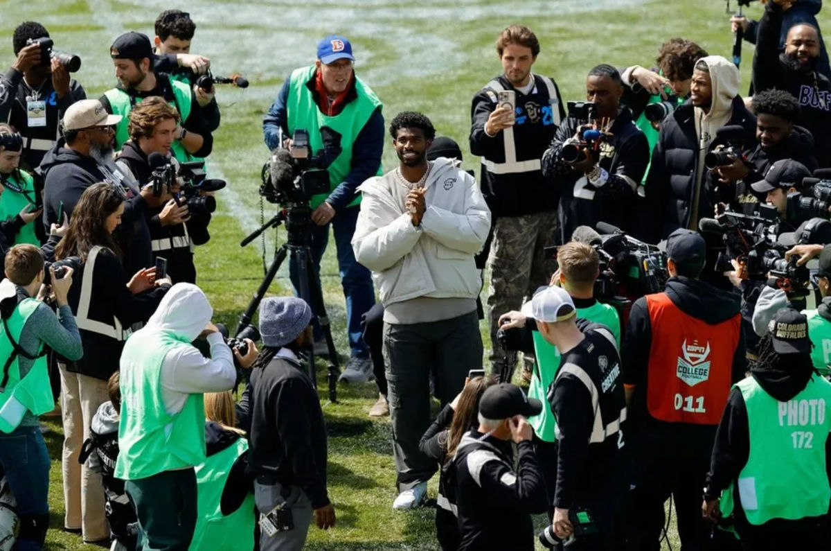 19 de abril de 2025; Boulder, Colorado, EE. UU.; El exjugador de los Colorado Buffaloes, Shedeur Sanders, durante la ceremonia de retiro de su número antes del partido de primavera en el Folsom Field. Crédito obligatorio: Isaiah J. Downing-Imagn Images