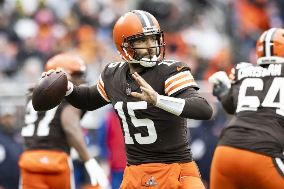 17 de diciembre de 2023; Cleveland, Ohio, EE. UU.; El mariscal de campo de los Cleveland Browns, Joe Flacco (15), lanza el balón contra los Chicago Bears durante el primer cuarto en el Cleveland Browns Stadium. Crédito obligatorio: Scott Galvin-Imagn Images