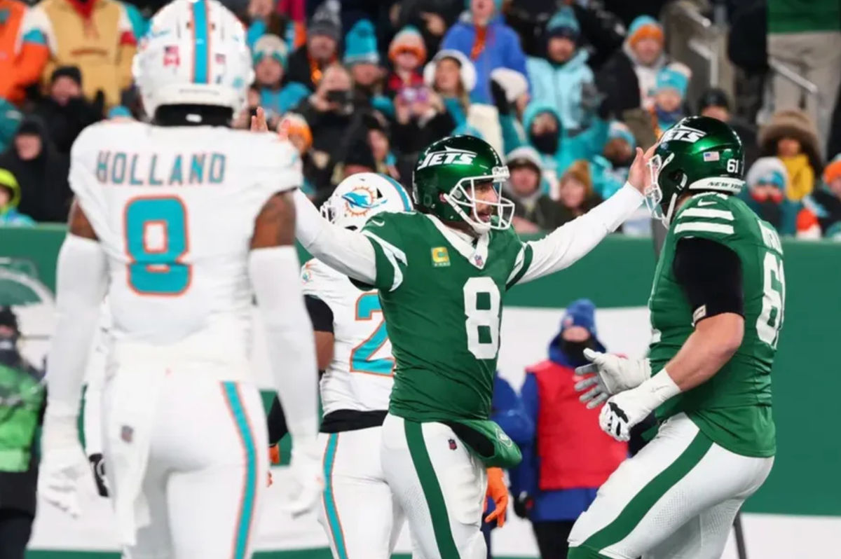 5 de enero de 2025; East Rutherford, Nueva Jersey, EE. UU.; El mariscal de campo de los New York Jets, Aaron Rodgers (8), celebra tras lanzar su pase de touchdown número 500 durante el segundo cuarto del partido contra los Miami Dolphins en el MetLife Stadium. Crédito obligatorio: Ed Mulholland-Imagn Images