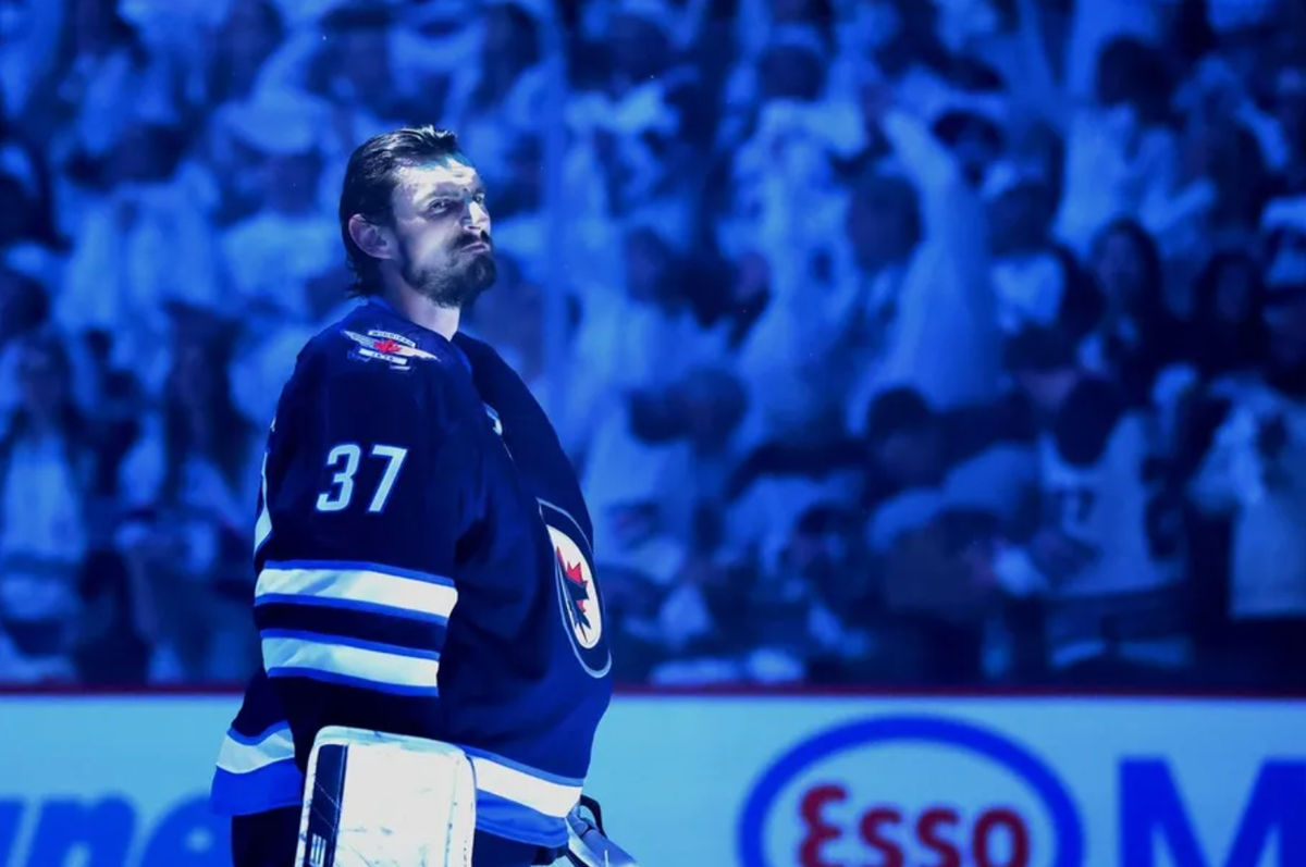 21 de abril de 2025; Winnipeg, Manitoba, Canadá; El portero de los Winnipeg Jets, Connor Hellebuyck (37), observa durante los himnos nacionales antes de un partido contra los St. Louis Blues en el segundo partido de la primera ronda de los Playoffs de la Copa Stanley 2025 en el Canada Life Centre. Crédito obligatorio: James Carey Lauder-Imagn Images