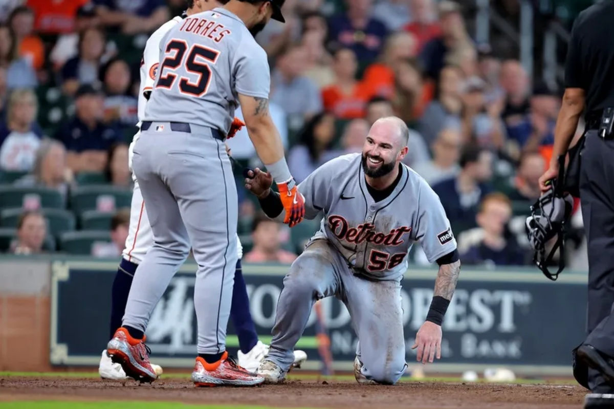 30 de abril de 2025; Houston, Texas, EUA; O catcher Tomas Nido (58) do Detroit Tigers é ajudado pelo segunda base Gleyber Torres (25) do Detroit Tigers após marcar uma corrida contra o Houston Astros durante a terceira entrada no Daikin Park. Crédito obrigatório: Erik Williams-Imagn Images