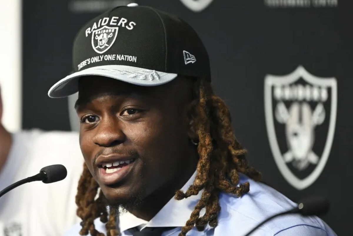 25 de abril de 2025; Henderson, NV, EUA; Ashton Jeanty, primeira escolha do Las Vegas Raiders no Draft de 2025 da NFL, fala com a imprensa no Intermountain Health Performance Center. Crédito obrigatório: Candice Ward-Imagn Images