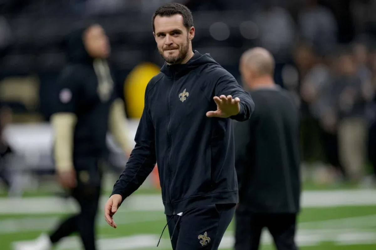 29 de diciembre de 2024; Nueva Orleans, Luisiana, EE. UU.; El mariscal de campo de los New Orleans Saints, Derek Carr (4), camina por el campo antes de un partido contra los Las Vegas Raiders en el Caesars Superdome. Crédito obligatorio: Matthew Hinton-Imagn Images