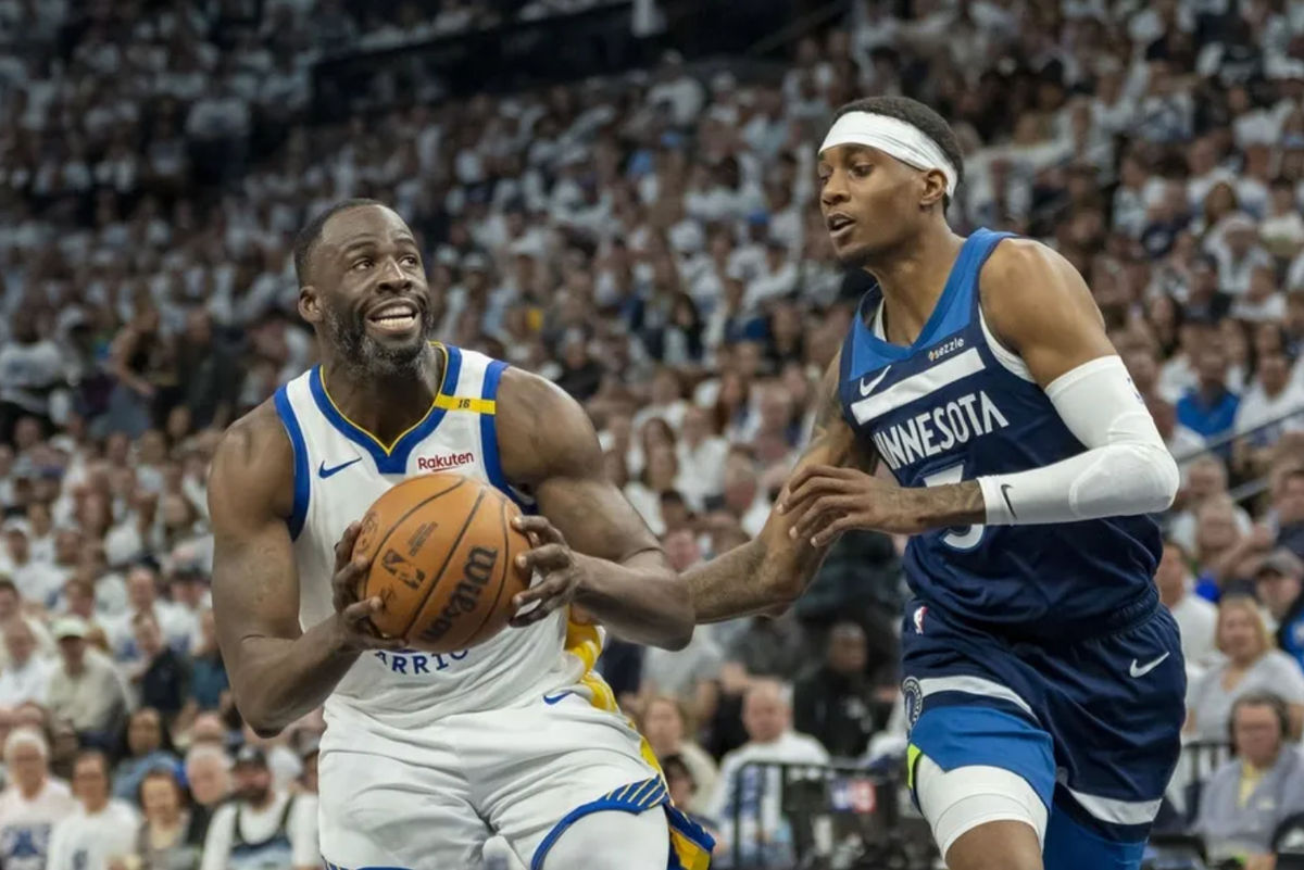 8 de mayo de 2025; Minneapolis, Minnesota, EE. UU.; El alero de los Golden State Warriors, Draymond Green (23), penetra a canasta superando al alero de los Minnesota Timberwolves, Jaden McDaniels (3), en la segunda mitad del segundo partido de la segunda ronda de los Playoffs de la NBA 2025 en el Target Center. Crédito obligatorio: Jesse Johnson-Imagn Images