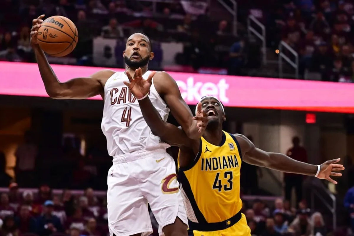 4 de mayo de 2025; Cleveland, Ohio, EE. UU.; El alero de los Cleveland Cavaliers, Evan Mobley (4), intenta un rebote contra el alero de los Indiana Pacers, Pascal Siakam (43), durante la segunda mitad del primer partido de la segunda ronda de los Playoffs de la NBA de 2025 en el Rocket Arena. Crédito obligatorio: Ken Blaze-Imagn Images.
