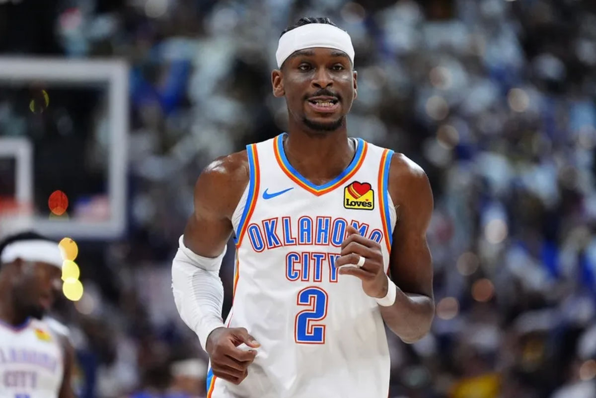 9 de mayo de 2025; Denver, Colorado, EE. UU.; El base del Oklahoma City Thunder, Shai Gilgeous-Alexander (2), durante la segunda mitad contra los Denver Nuggets en el tercer partido de la segunda ronda de los Playoffs de la NBA de 2025 en el Ball Arena. Crédito obligatorio: Ron Chenoy-Imagn Images.