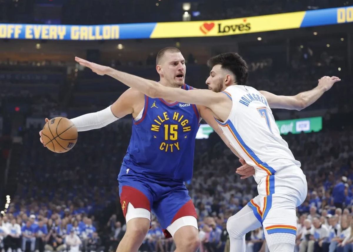 13 de maio de 2025; Oklahoma City, Oklahoma, EUA; O pivô Nikola Jokic (15) do Denver Nuggets é defendido pelo ala Chet Holmgren (7) do Oklahoma City Thunder durante um ataque durante o primeiro quarto do quinto jogo da segunda rodada dos playoffs da NBA de 2025 no Paycom Center. Crédito obrigatório: Alonzo Adams-Imagn Images