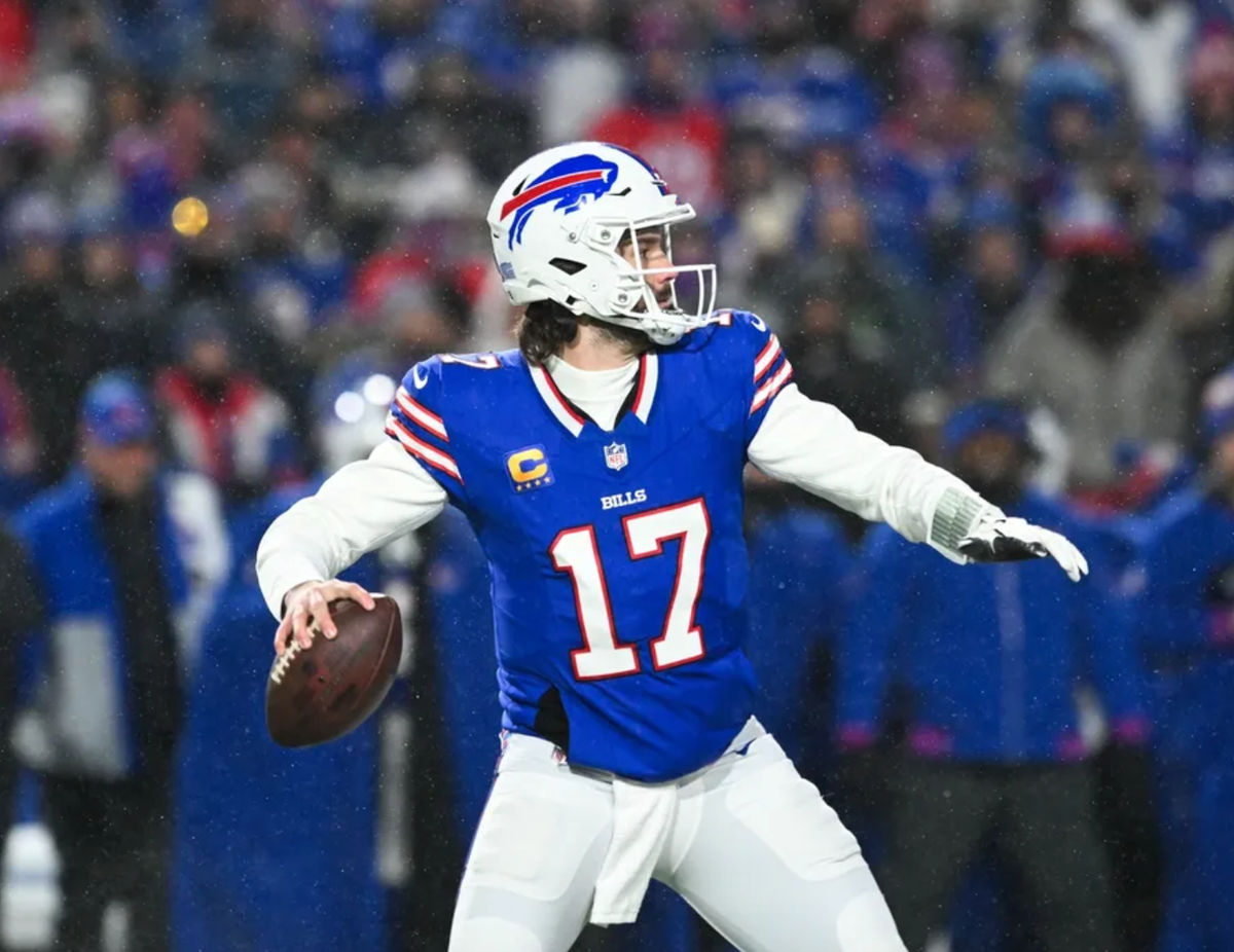 19 de janeiro de 2025; Orchard Park, Nova York, EUA; O quarterback do Buffalo Bills, Josh Allen (17), tenta lançar durante o primeiro quarto contra o Baltimore Ravens em um jogo da rodada divisional da AFC de 2025 no Highmark Stadium. Crédito obrigatório: Mark Konezny-Imagn Images