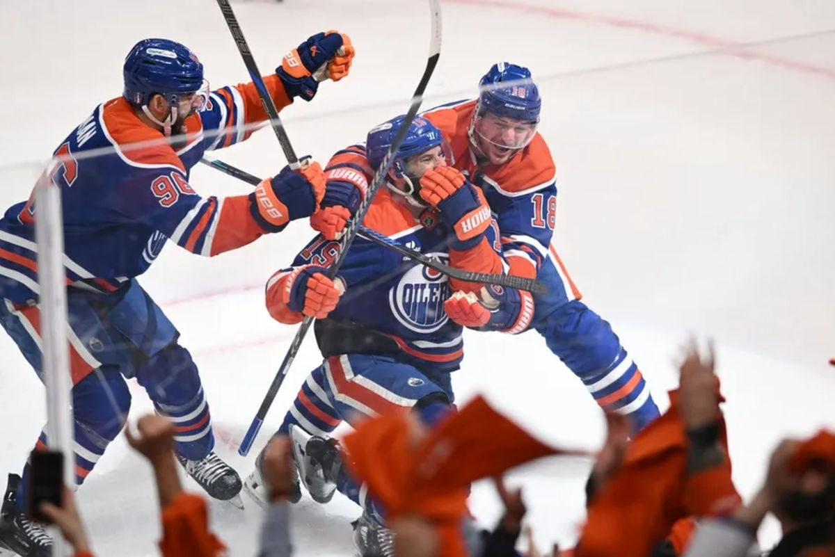 12 de maio de 2025; Edmonton, Alberta, CAN; O pivô do Edmonton Oilers, Adam Henrique (19), comemora um gol do ponta esquerda Zach Hyman (18) e do defensor Jake Walman (96) durante o primeiro período contra o Edmonton Oilers no terceiro jogo da segunda rodada dos playoffs da Stanley Cup de 2025, no Rogers Place. Crédito obrigatório: Walter Tychnowicz-Imagn Images