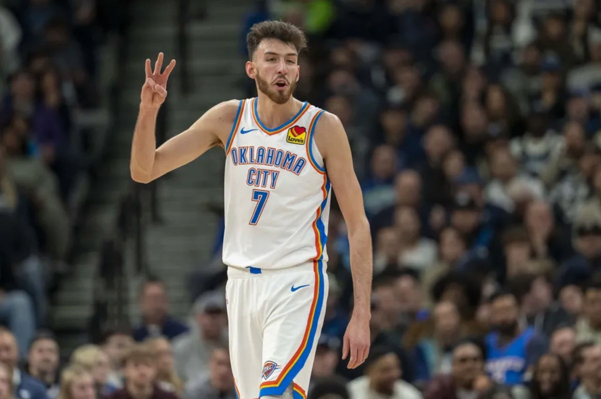 23 de fevereiro de 2025; Minneapolis, Minnesota, EUA; Chet Holmgren (7), ala do Oklahoma City Thunder, levanta três dedos durante um lance livre contra o Minnesota Timberwolves no primeiro tempo no Target Center. Crédito obrigatório: Jesse Johnson-Imagn Images