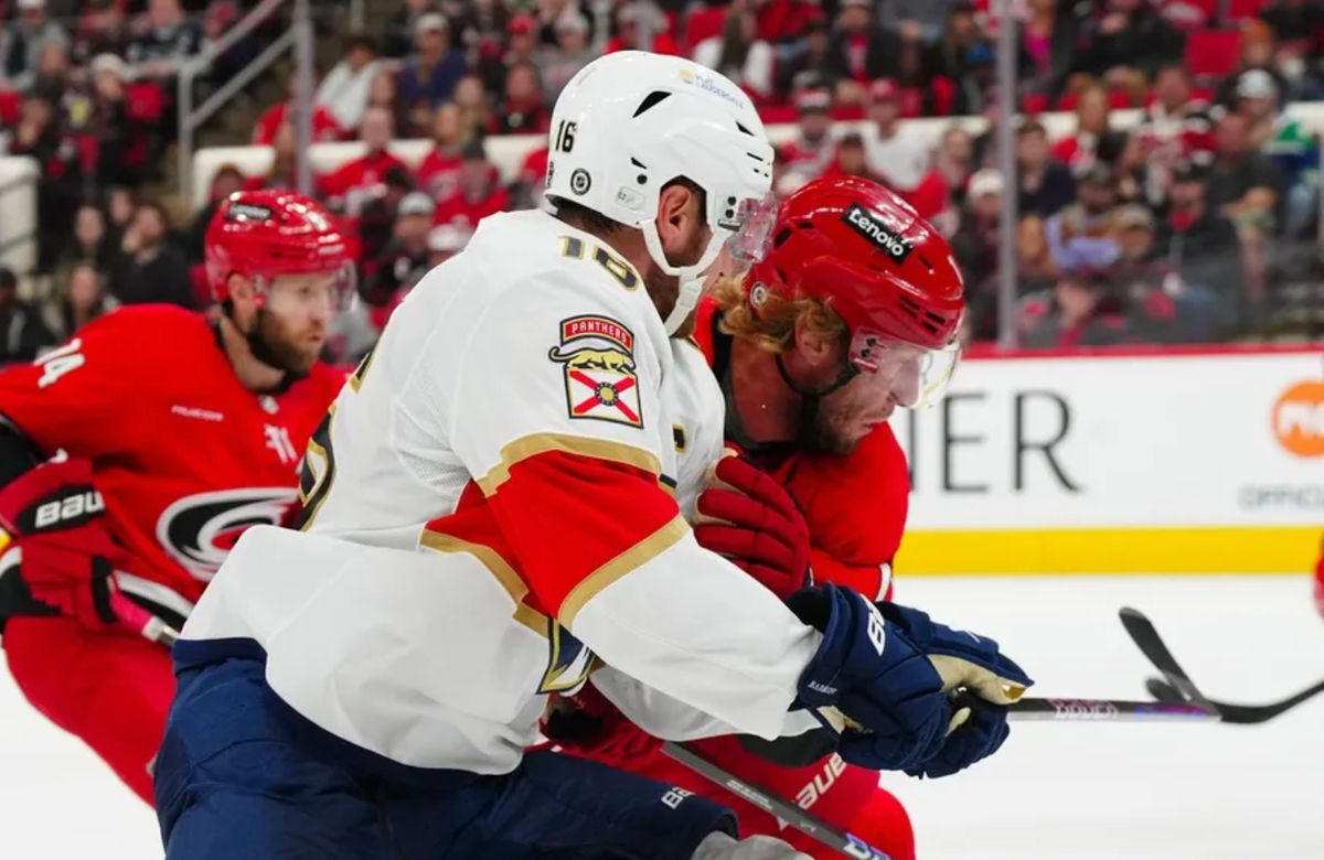 29 de noviembre de 2024; Raleigh, Carolina del Norte, EE. UU.; El pívot de los Carolina Hurricanes, Jordan Staal (11), controla al pívot de los Florida Panthers, Aleksander Barkov (16), durante el segundo periodo en el Lenovo Center. Crédito obligatorio: James Guillory-Imagn Images