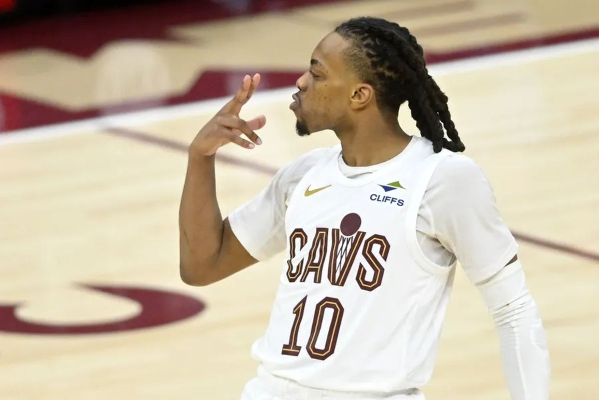 20 de abril de 2025; Cleveland, Ohio, EUA; Darius Garland (10), armador do Cleveland Cavaliers, comemora após converter uma cesta de três pontos no quarto período na Rocket Arena. Crédito obrigatório: David Richard-Imagn Images