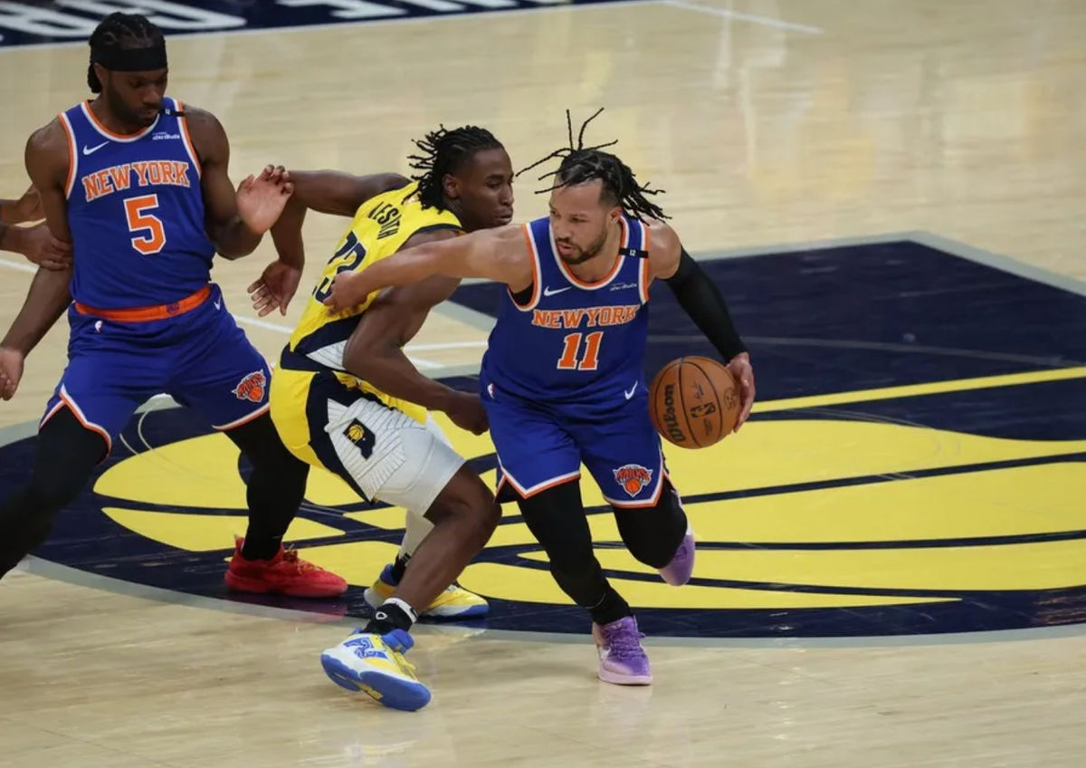 27 de maio de 2025; Indianápolis, Indiana, EUA; O armador do New York Knicks, Jalen Brunson (11), avança em direção à cesta, passando pelo ala do Indiana Pacers, Aaron Nesmith (23), durante o primeiro quarto do quarto jogo das finais da Conferência Leste dos Playoffs da NBA de 2025, no Gainbridge Fieldhouse. Crédito obrigatório: Trevor Ruszkowski-Imagn Images