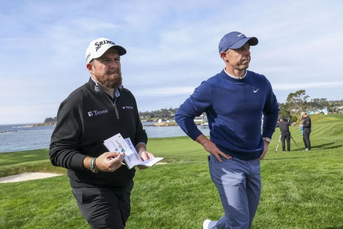 2 de fevereiro de 2025; Pebble Beach, Califórnia, EUA; Shane Lowry (esquerda) e Rory McIlroy (direita) no quinto buraco durante a rodada final do torneio de golfe AT&T Pebble Beach Pro-Am no Pebble Beach Golf Links. Crédito obrigatório: Kiyoshi Mio-Imagn Images