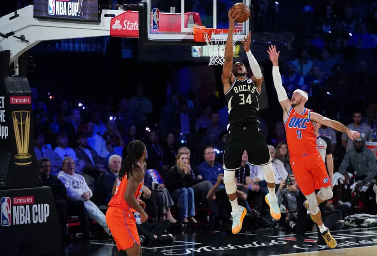 17 de dezembro de 2024; Las Vegas, Nevada, EUA; O ala do Milwaukee Bucks, Giannis Antetokounmpo (34), arremessa contra o armador do Oklahoma City Thunder, Alex Caruso (9), durante o segundo quarto da final da Emirates NBA Cup na T-Mobile Arena. Crédito obrigatório: Kyle Terada-Imagn Images