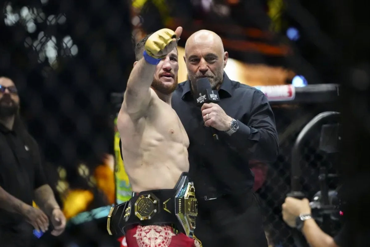 14 de septiembre de 2024; Las Vegas, Nevada, EE. UU.; Sean OíMalley de Estados Unidos (guantes rojos) pelea contra Merab Dvalishvili de Georgia (guantes azules) durante la Noche de la Temporada de Riad UFC 306 en The Sphere. Crédito obligatorio: Stephen R. Sylvanie-Imagn Images