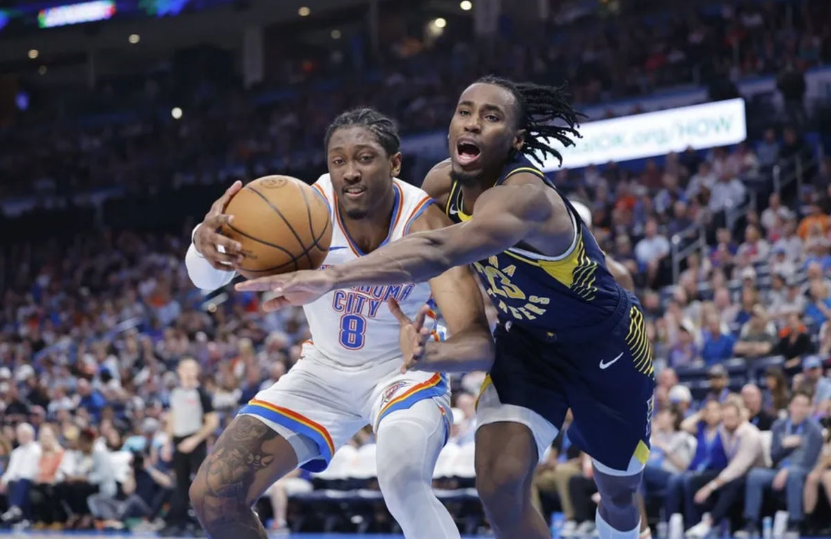 29 de marzo de 2025; Oklahoma City, Oklahoma, EE. UU.; El delantero de los Indiana Pacers, Aaron Nesmith (23), y el delantero de los Oklahoma City Thunder, Jalen Williams (8), luchan por el control del balón durante la segunda mitad en el Paycom Center. Crédito obligatorio: Alonzo Adams-Imagn Images
