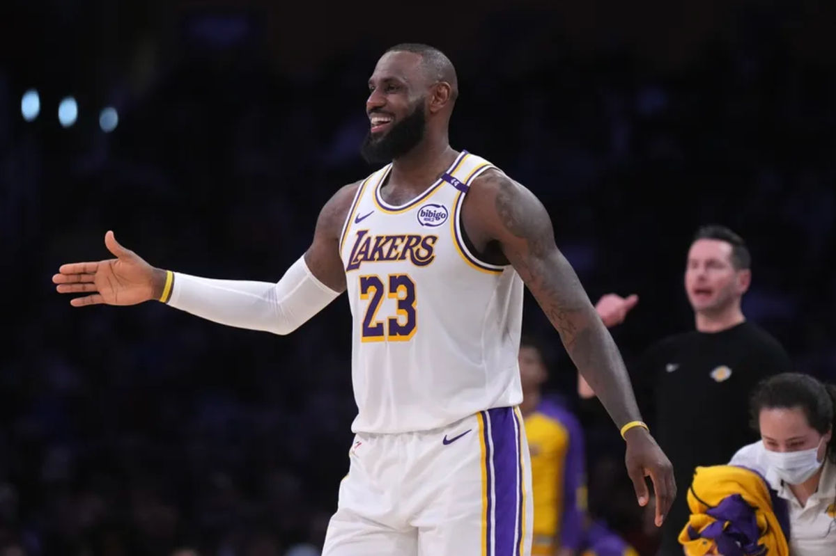 15 de diciembre de 2024; Los Ángeles, California, EE. UU.; El alero de Los Ángeles Lakers, LeBron James (23), reacciona en la primera mitad contra los Memphis Grizzlies en el Crypto.com Arena. Crédito obligatorio: Kirby Lee-Imagn Images