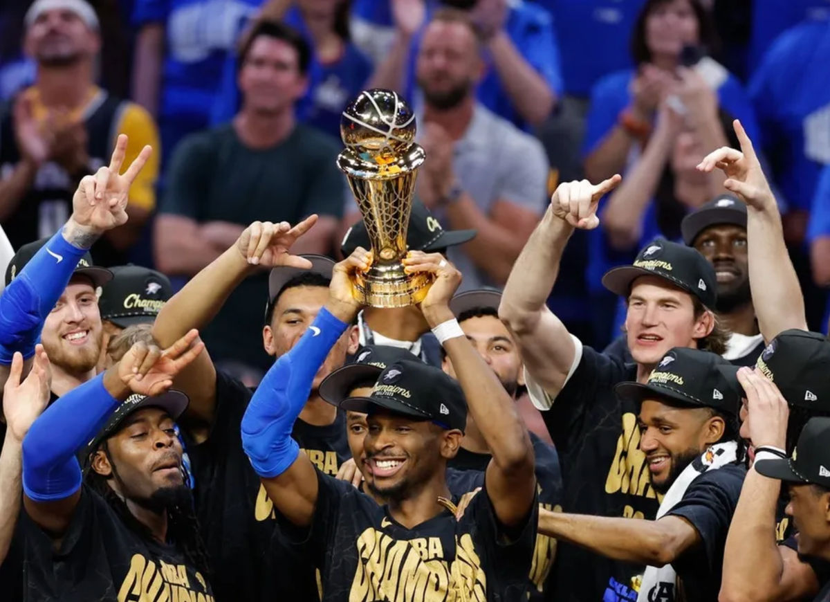 22 de junio de 2025; Oklahoma City, Oklahoma, EE. UU.; El base del Oklahoma City Thunder, Shai Gilgeous-Alexander (2), levanta el Trofeo del Campeonato Larry O'Brien mientras el Oklahoma City Thunder celebra tras ganar el séptimo partido de las Finales de la NBA de 2025 contra los Indiana Pacers en el Paycom Center. Crédito obligatorio: Alonzo Adams-Imagn Images