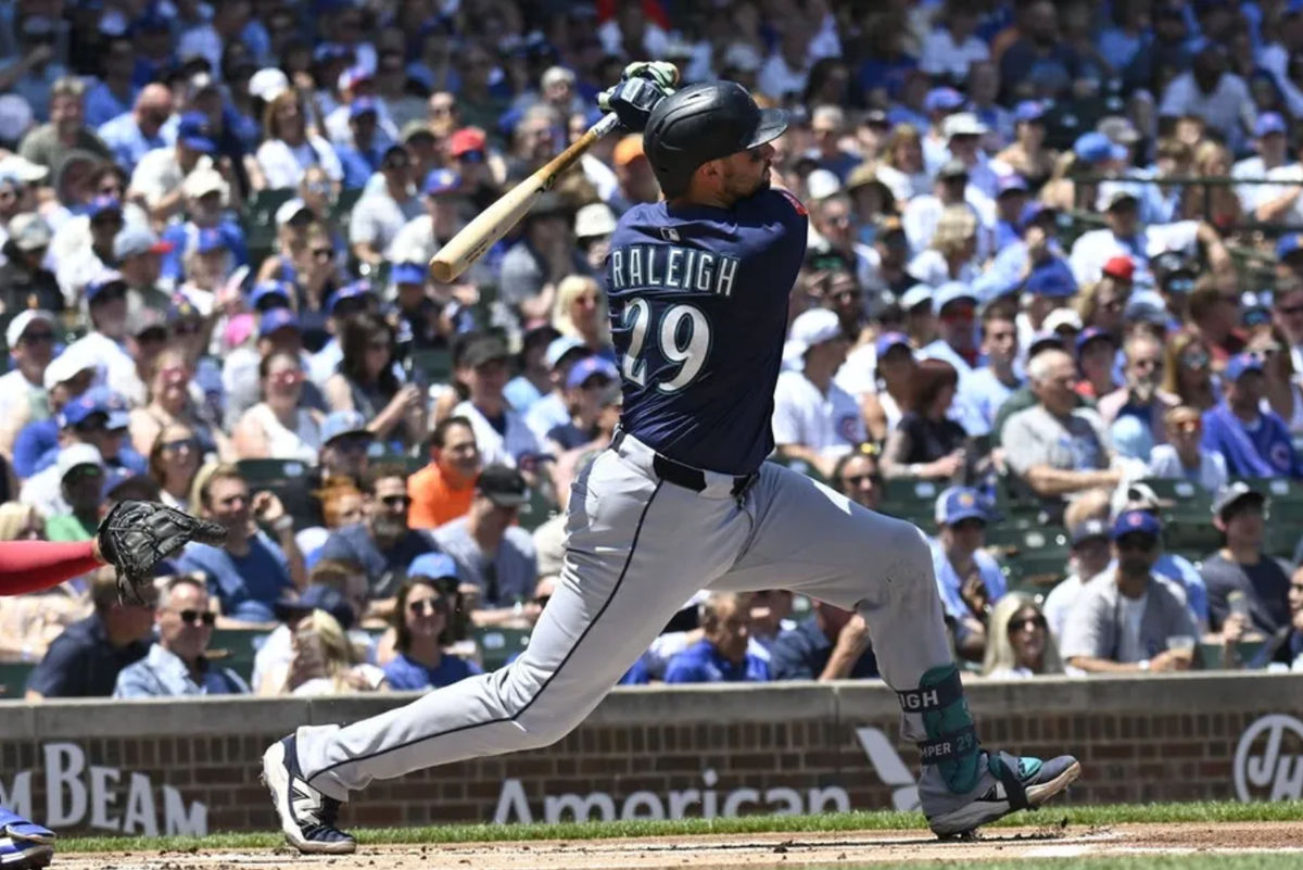20 de junho de 2025; Chicago, Illinois, EUA; O receptor Cal Raleigh (29), do Seattle Mariners, rebate um home run contra o Chicago Cubs durante a primeira entrada no Wrigley Field. Crédito obrigatório: Matt Marton-Imagn Images