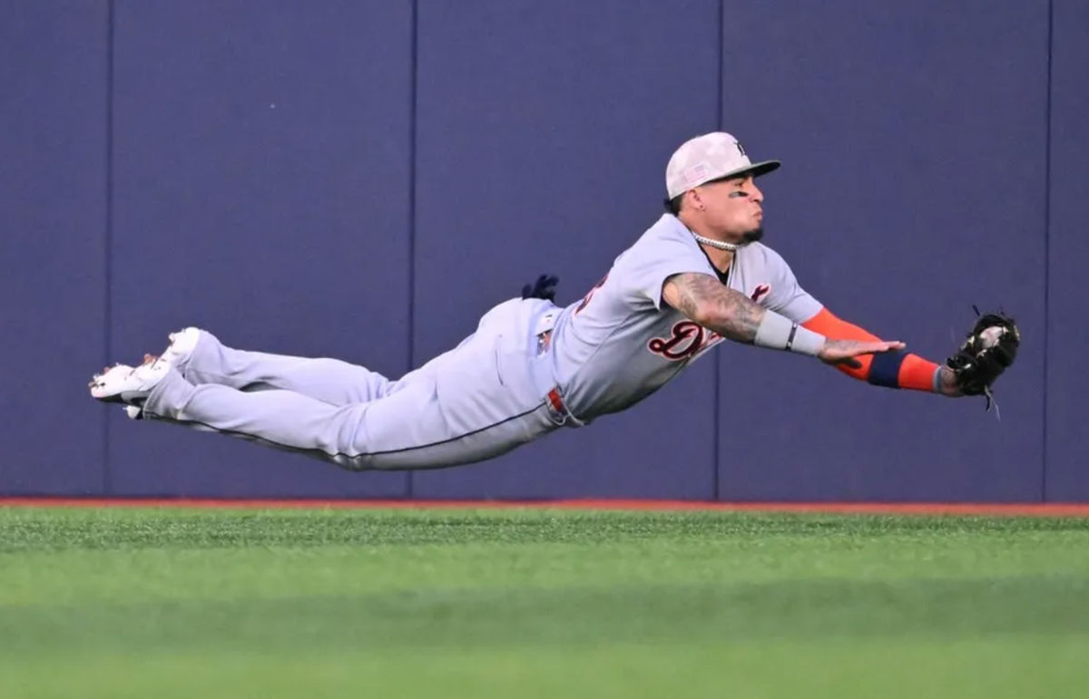 16 de maio de 2025; Toronto, Ontário, CAN; O defensor central do Detroit Tigers, Javier Baez (28), pega uma bola rebatida pelo defensor direito do Toronto Blue Jays, Nathan Lukes (não mostrado na foto), na segunda entrada no Rogers Centre. Crédito obrigatório: Dan Hamilton-Imagn Images