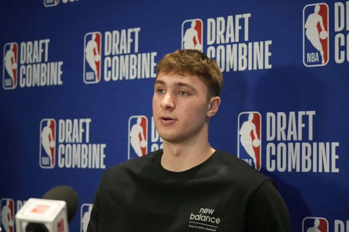 14 de maio de 2025; Chicago, Illinois, EUA; Cooper Flagg conversa com a imprensa durante o Draft Combine da NBA de 2025 no Marriott Marquis Chicago. Crédito obrigatório: David Banks-Imagn Images
