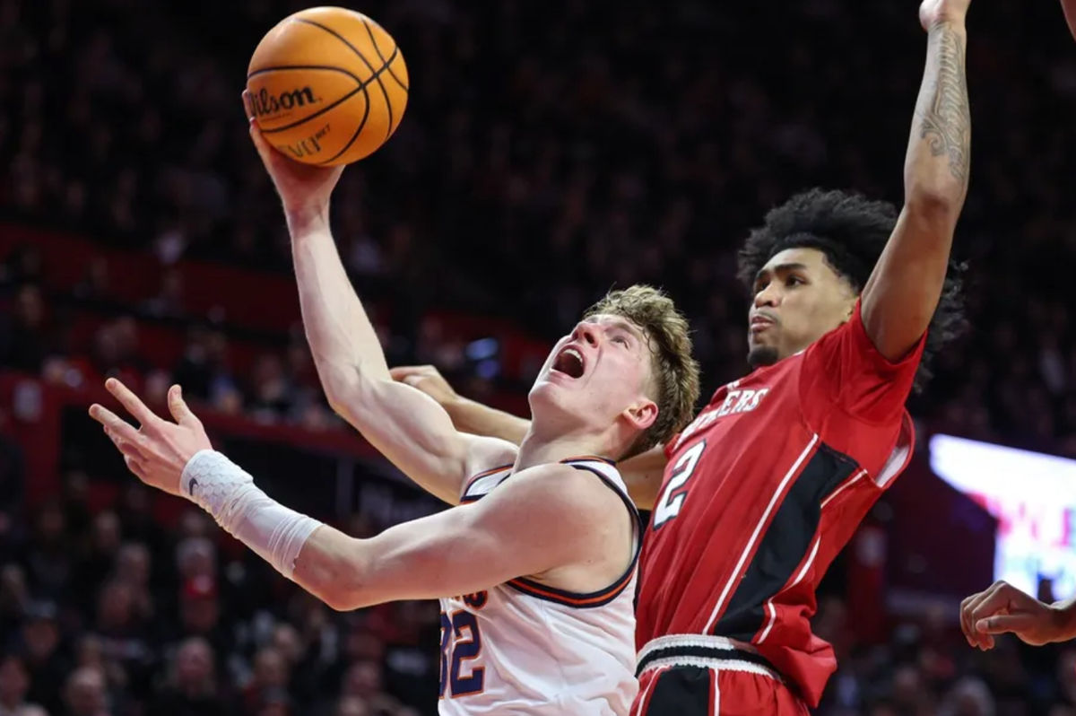 5 de fevereiro de 2025; Piscataway, Nova Jersey, EUA; O armador do Illinois Fighting Illini, Kasparas Jakucionis (32), vai à cesta contra o armador do Rutgers Scarlet Knights, Dylan Harper (2), durante o primeiro tempo na Jersey Mike's Arena. Crédito obrigatório: Vincent Carchietta-Imagn Images