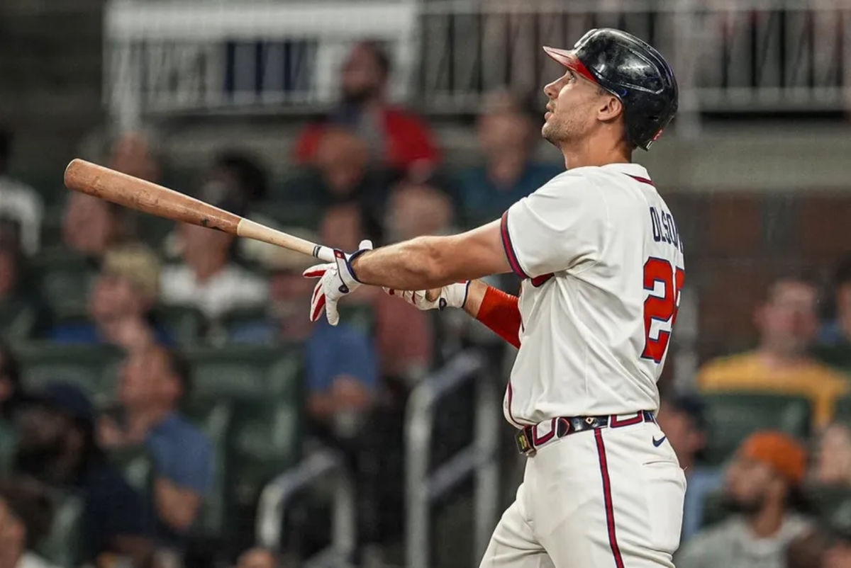 18 de junho de 2025; Cumberland, Geórgia, EUA; O primeira base do Atlanta Braves, Matt Olson (28), rebate um home run contra o New York Mets durante a sétima entrada no Truist Park. Crédito obrigatório: Dale Zanine-Imagn Images