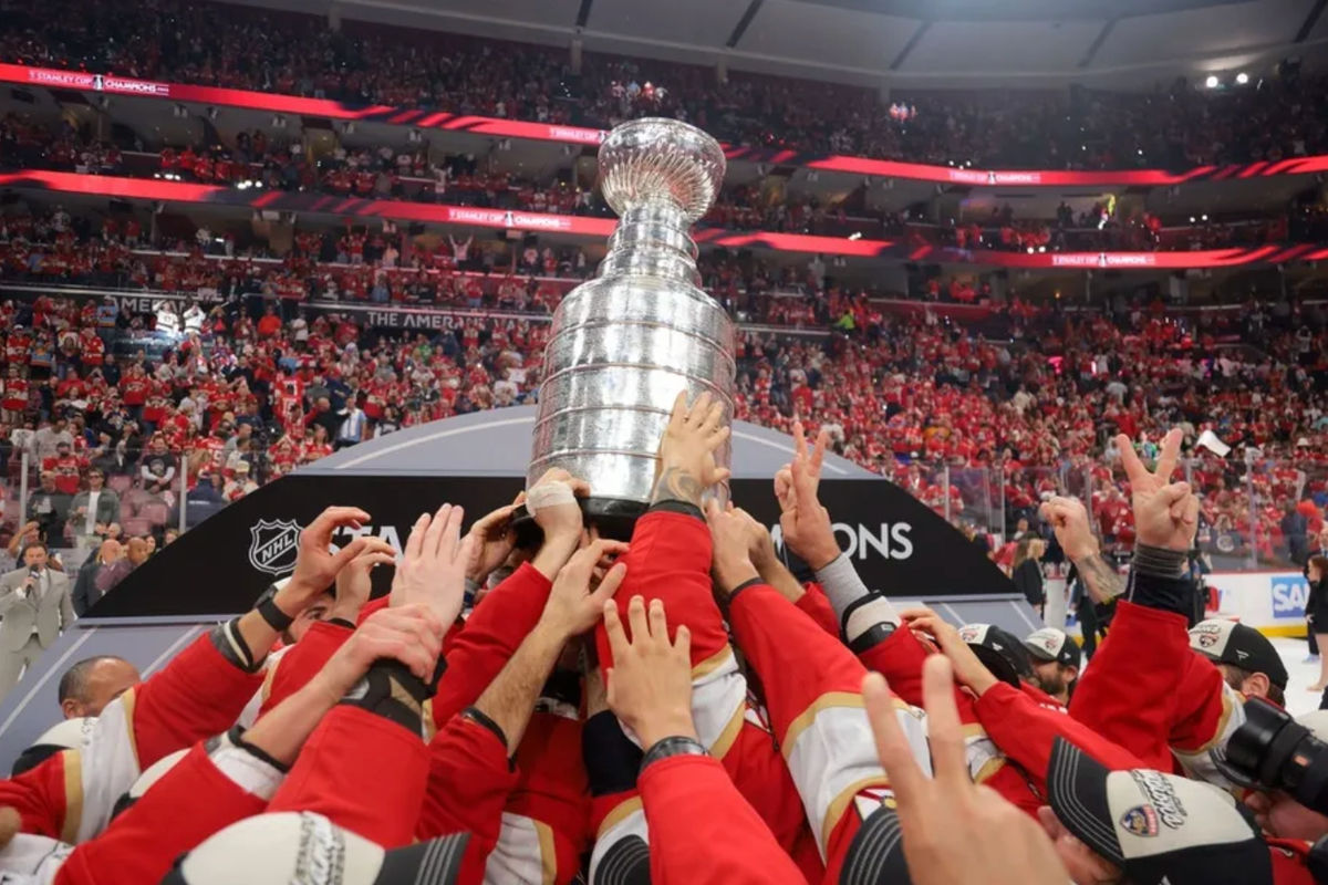 17 de junio de 2025; Sunrise, Florida, EE. UU.; Los Florida Panthers alzan la Copa Stanley tras ganar el sexto partido de la final de la Copa Stanley de 2025 contra los Edmonton Oilers en el Amerant Bank Arena. Crédito obligatorio: Sam Navarro-Imagn Images.