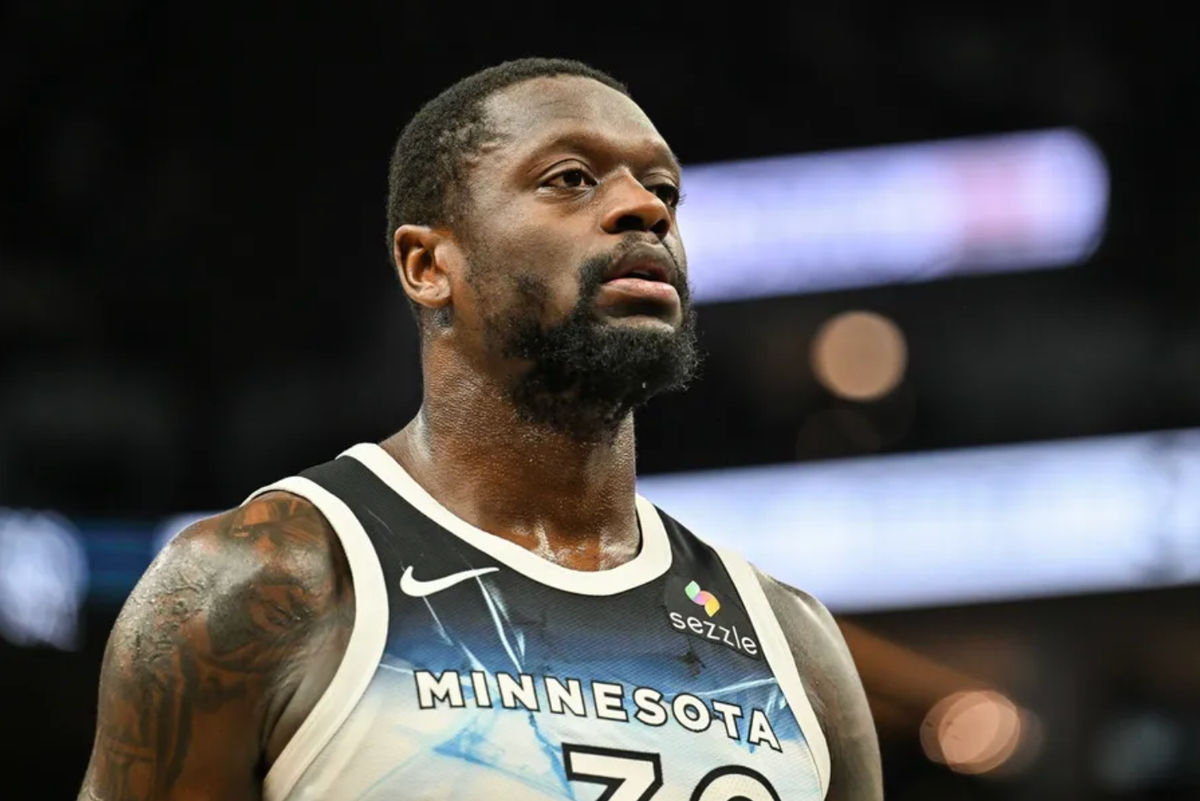 25 de janeiro de 2025; Minneapolis, Minnesota, EUA; O ala do Minnesota Timberwolves, Julius Randle (30), observa durante o terceiro quarto contra o Denver Nuggets no Target Center. Crédito obrigatório: Jeffrey Becker-Imagn Images