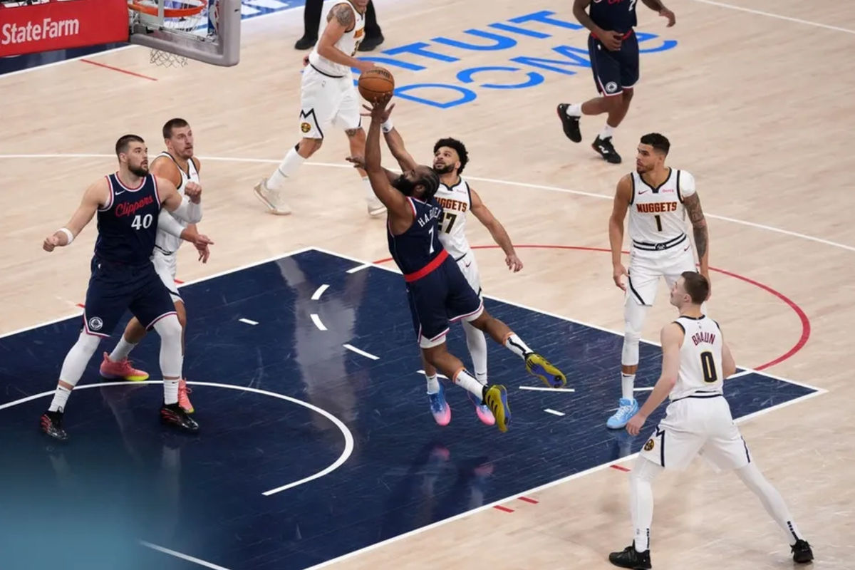 1º de maio de 2025; Inglewood, Califórnia, EUA; O armador do LA Clippers, James Harden (1), arremessa a bola contra o armador do Denver Nuggets, Jamal Murray (27), durante o sexto jogo da primeira rodada dos playoffs da NBA de 2025, no Intuit Dome. Crédito obrigatório: Kirby Lee-Imagn Images