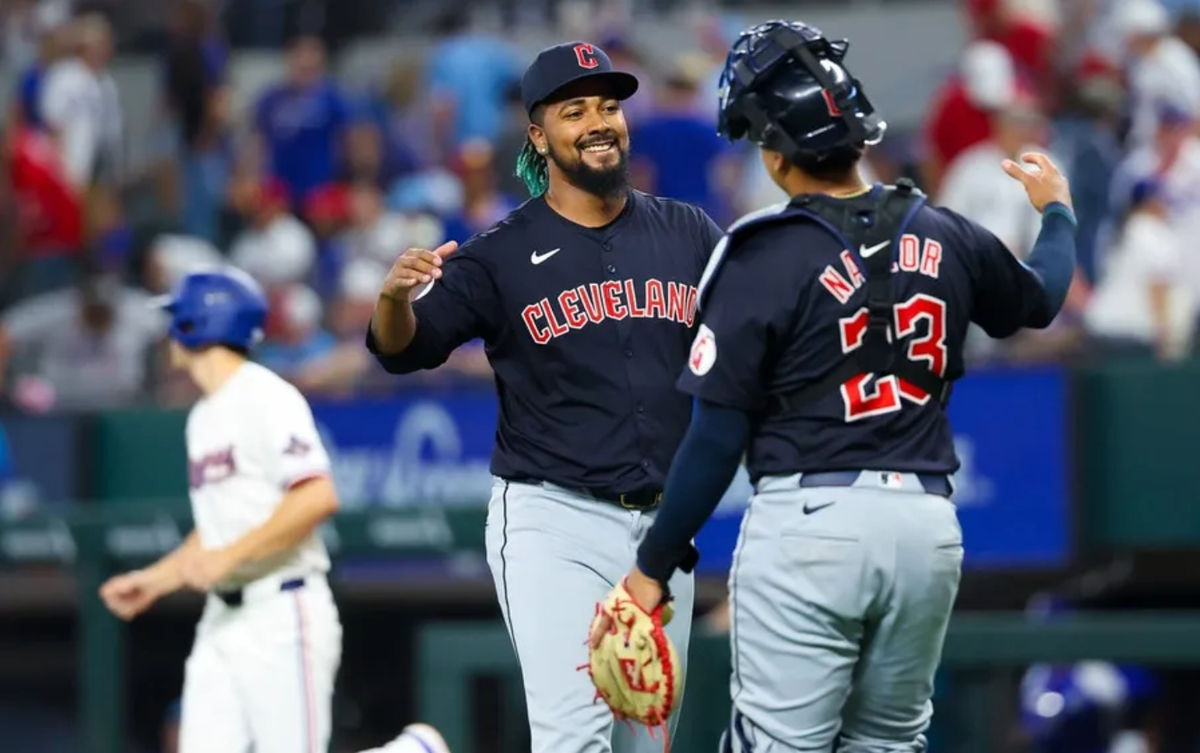 14 de mayo de 2024; Arlington, Texas, EE. UU.; El lanzador de los Cleveland Guardians, Emmanuel Clase (48), celebra con el receptor de Cleveland Guardians Bo Naylor (23) después del juego contra los Rangers de Texas en Globe Life Field. Crédito obligatorio: Kevin Jairaj-USA Today Sports