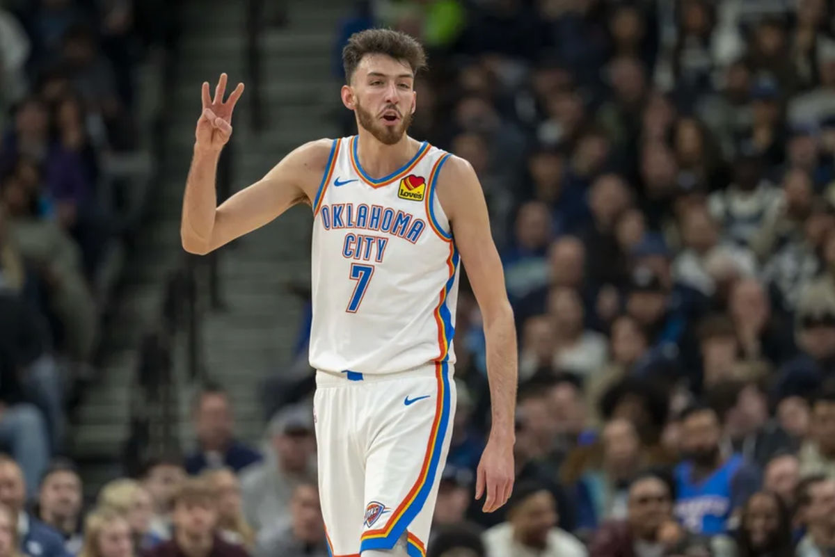 23 de febrero de 2025; Minneapolis, Minnesota, EE. UU.; El delantero del Oklahoma City Thunder, Chet Holmgren (7), levanta tres dedos durante un tiro libre contra los Minnesota Timberwolves en la primera mitad en el Target Center. Crédito obligatorio: Jesse Johnson-Imagn Images