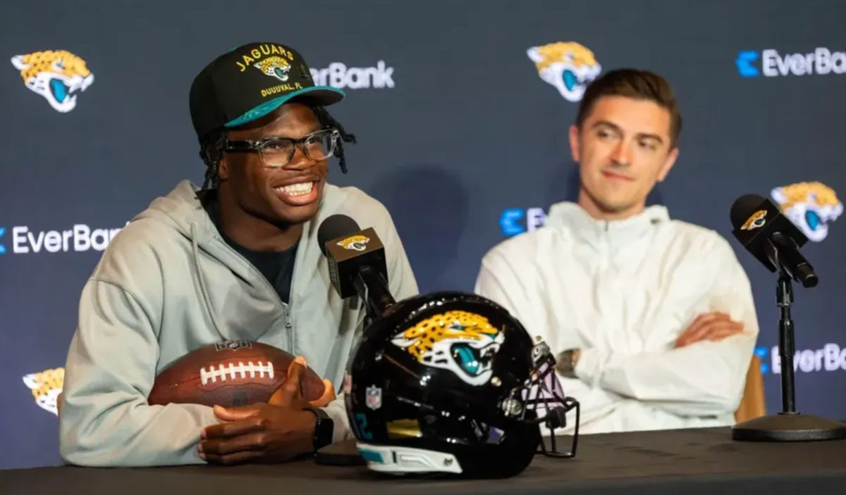 A escolha de primeira rodada do Jacksonville Jaguars, o wide receiver e defensive back do Colorado Buffaloes, Travis Hunter (à esquerda), responde a perguntas enquanto o gerente geral James Gladstone (à direita), senta-se ao lado dele durante uma coletiva de imprensa na sexta-feira, 25 de março de 2025, no Miller Electric Center em Jacksonville, Flórida. [Doug Engle/Florida Times-Union]