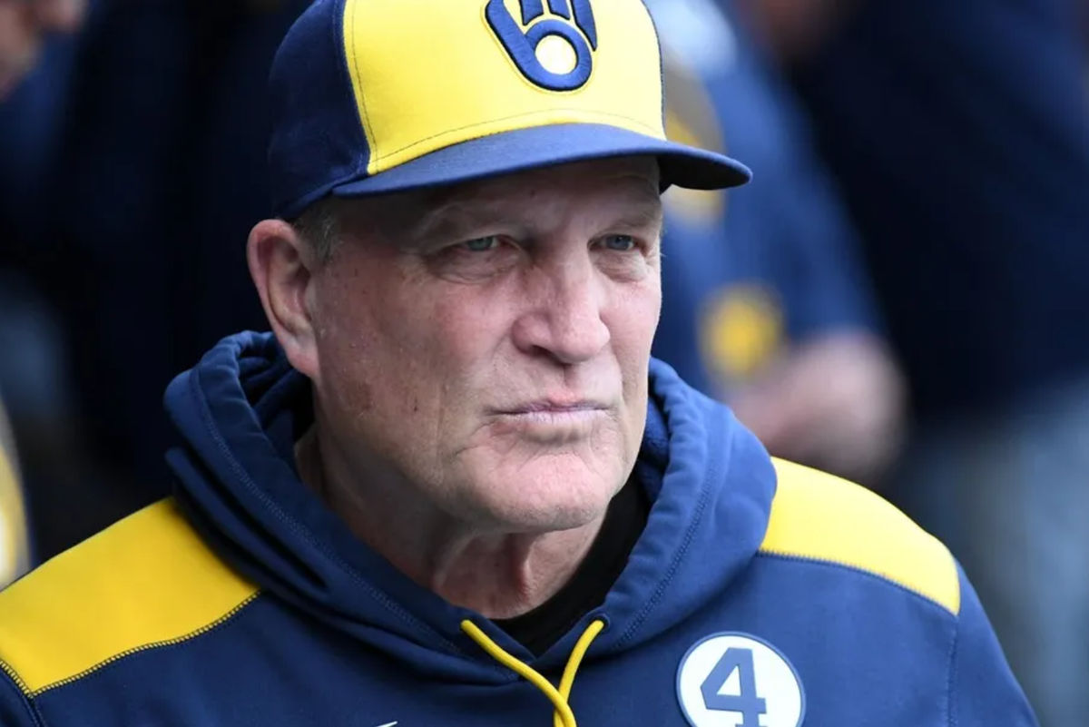 1º de junho de 2025; Filadélfia, Pensilvânia, EUA; Pat Murphy (49), técnico do Milwaukee Brewers, no banco de reservas contra o Philadelphia Phillies no Citizens Bank Park. Crédito obrigatório: Eric Hartline-Imagn Images