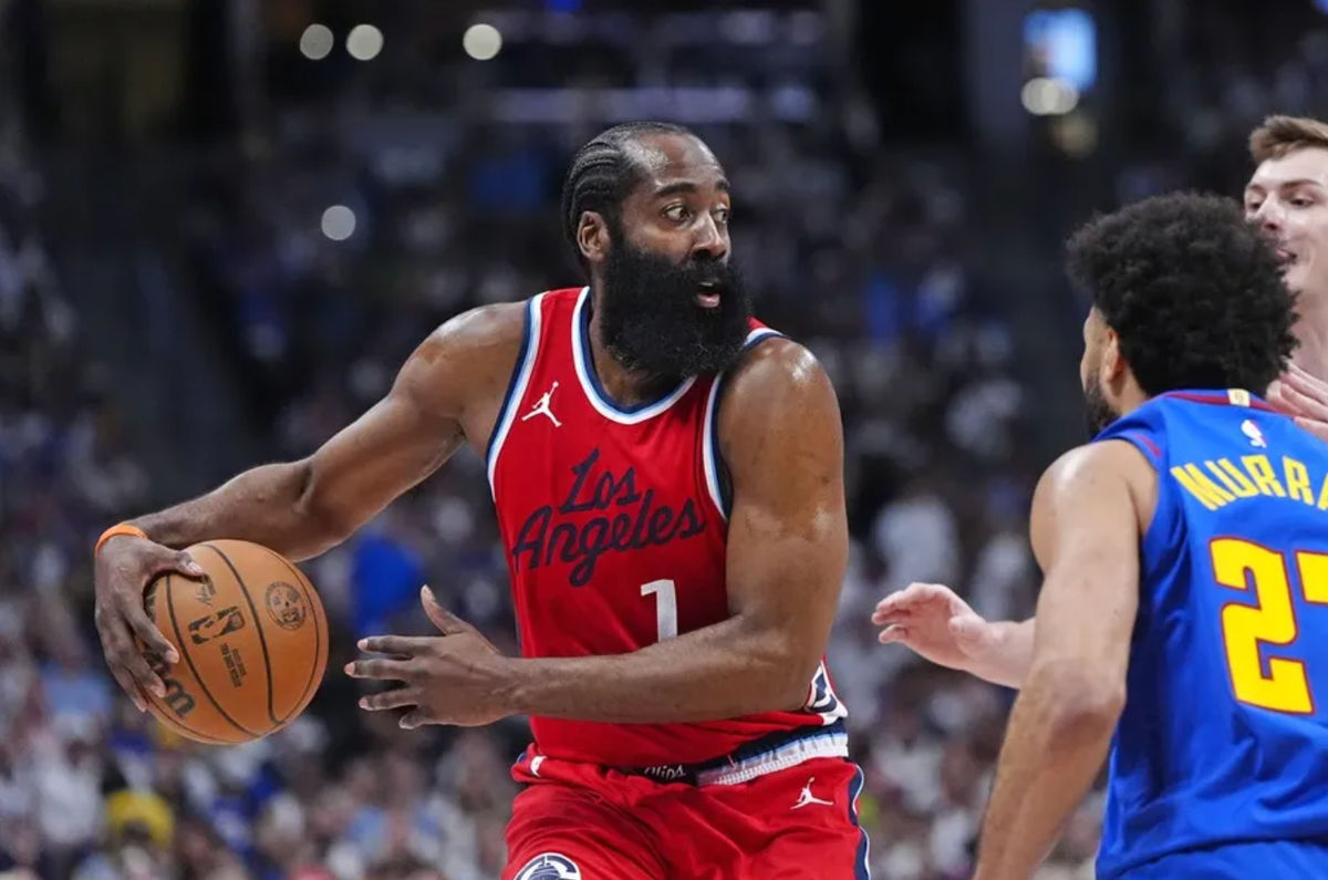 2025年5月3日；美國科羅拉多州丹佛； La快船後衛James Harden（1）正準備在第二節對陣丹佛Nugats的第一輪比賽中，在2020年NBA在鮑爾體育館的比賽中對陣丹佛·努加特斯（Denver Nugats）。強制性信用：Ron Chenoy-Immagan圖片