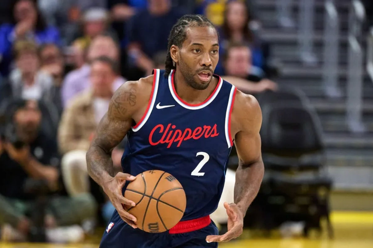 2025年4月13日；加利福尼亞州舊金山；在第三節，法院在LA快船前鋒Kawhi Leonard（2）Chase Center對陣金州勇士隊的比賽中踢了球。強制性信用：羅伯特·愛德華茲 - 伊瑪根圖像