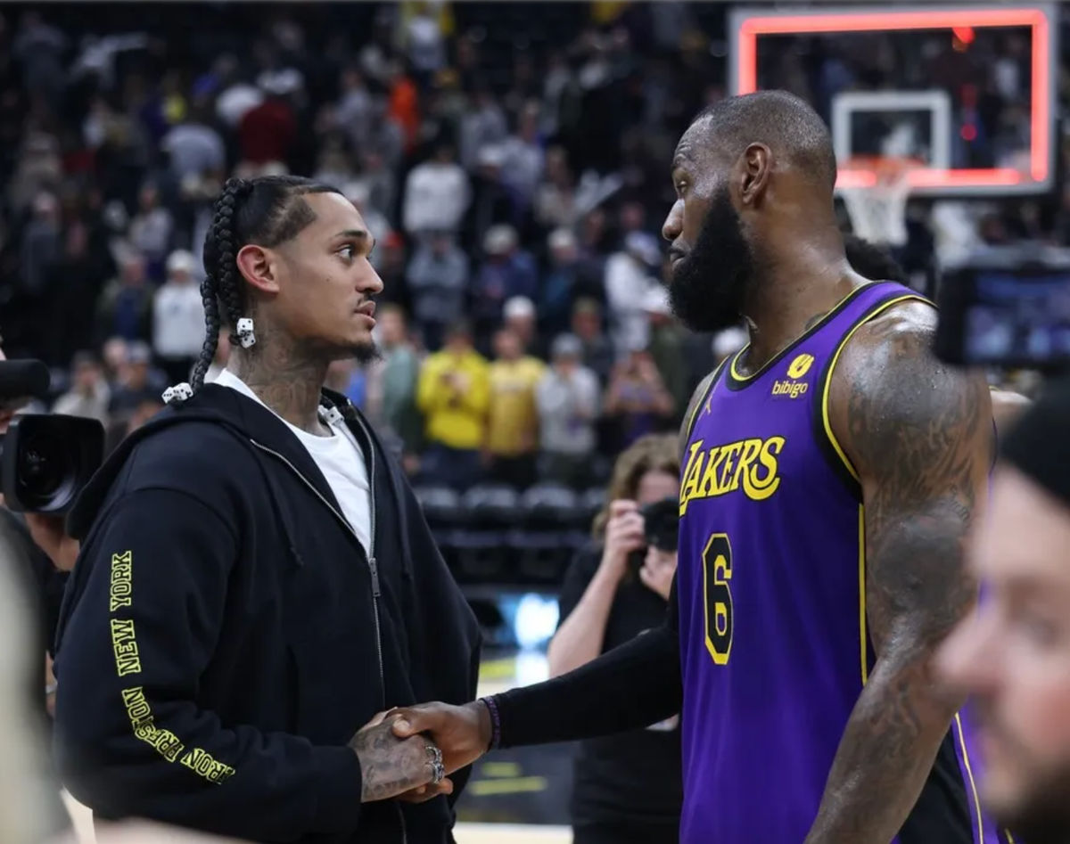 2023年4月4日；鹽湖城，美國猶他州； UTA爵士後衛喬丹·克拉克森（Jordan Clarkson）（左）和洛杉磯湖人隊前鋒勒布朗·詹姆斯（LeBron James）（）在Vivint Arena比賽后獲得了手。強制性信用o：羅布·灰色想像圖