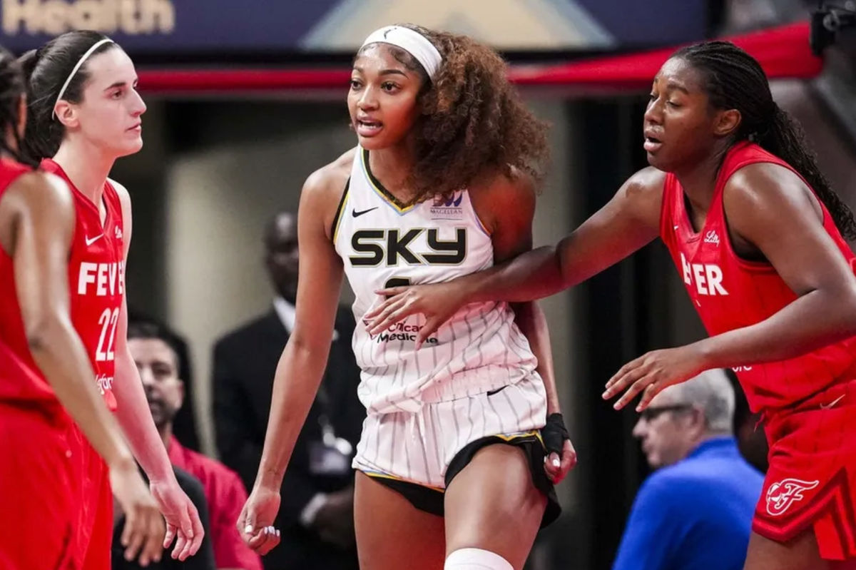 17 de mayo de 2025; Indianápolis, IN, EE. UU.; La delantera de las Chicago Sky, Angel Reese (5), reacciona ante una falta flagrante de la base de las Indiana Fever, Caitlin Clark (22), el sábado 17 de mayo de 2025, durante un partido entre las Indiana Fever y las Chicago Sky en el Gainbridge Fieldhouse de Indianápolis. Las Indiana Fever derrotaron a las Chicago Sky por 93-58. Crédito obligatorio: Grace Smith-IndyStar vía Imagn Images.