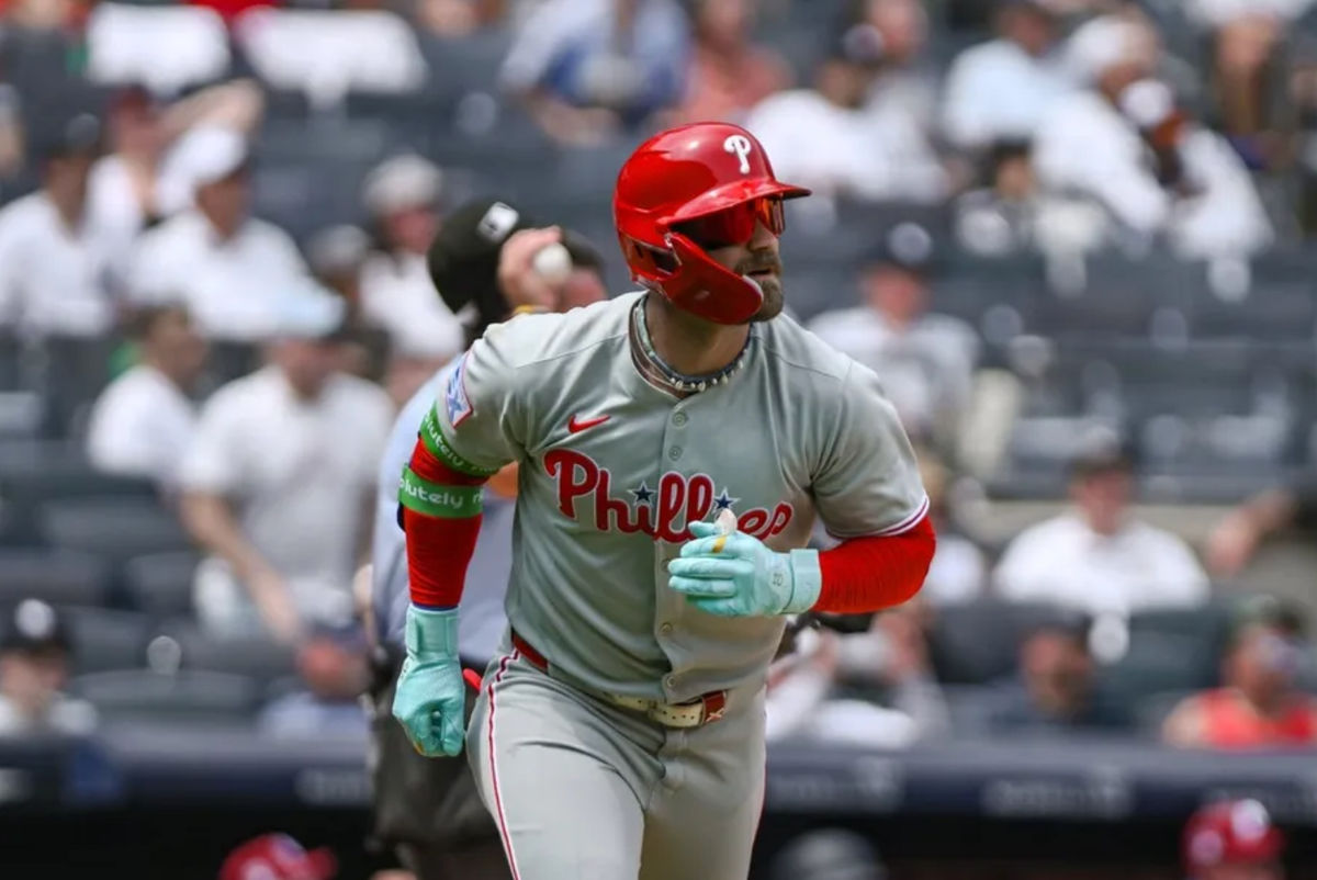 26 de julho de 2025; Bronx, Nova York, EUA; O primeira base do Philadelphia Phillies, Bryce Harper (3), corre as bases após rebater um home run solo contra o New York Yankees durante a terceira entrada no Yankee Stadium. Crédito obrigatório: John Jones-Imagn Images